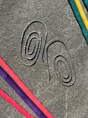 Orecchini in metallo argentato a forma di spirale ovale sfaccettata , misura 6x2cm. SUMO artigianato shop online Bigiotteria, Orecchini, Anelli, Bracciali, Collane. Argento 925, Pezzi Unici, Handmade, Arredamento Etnico, Accessori, Zaini e Borse, e tanto altro ancora. Scopri il mondo SUMO, vieni a visitare i nostri negozi a Bologna e Vignola a Modena.