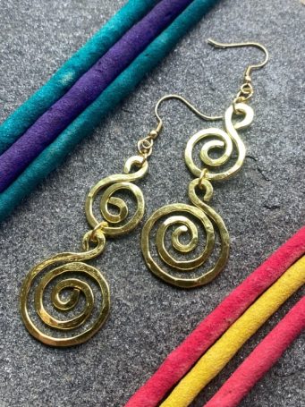 Pendenti metallo dorato spirali , lunghezza con gancio 8,5cm. SUMO artigianato shop online Bigiotteria, Orecchini, Anelli, Bracciali, Collane. Argento 925, Pezzi Unici, Handmade, Arredamento Etnico, Accessori, Zaini e Borse, e tanto altro ancora. Scopri il mondo SUMO, vieni a visitare i nostri negozi a Bologna e Vignola a Modena.