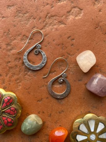 Orecchini in argento di Laos lavorate spirali, misura 4x2 cm. SUMO artigianato shop online Bigiotteria, Orecchini, Anelli, Bracciali, Collane. Argento 925, Pezzi Unici, Handmade, Arredamento Etnico, Accessori, Zaini e Borse, e tanto altro ancora. Scopri il mondo SUMO, vieni a visitare i nostri negozi a Bologna e Vignola a Modena.