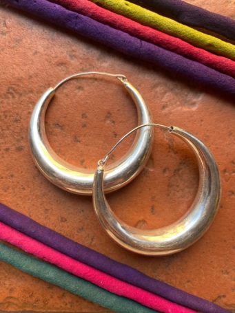 Bombette grandi in ottone argentato , misura 5,5cm. DIVERSE MISURE DISPONIBILI. SUMO artigianato shop online Bigiotteria, Orecchini, Anelli, Bracciali, Collane. Argento 925, Pezzi Unici, Handmade, Arredamento Etnico, Accessori, Zaini e Borse, e tanto altro ancora. Scopri il mondo SUMO, vieni a visitare i nostri negozi a Bologna e Vignola a Modena.