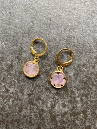 Orecchini dorati a monachella con ametista a forma di fiore. Potete trovare sul nostro sito la collana abbinata! SUMO artigianato shop online Bigiotteria, Orecchini, Anelli, Bracciali, Collane. Argento 925, Pezzi Unici, Handmade, Arredamento Etnico, Accessori, Zaini e Borse, e tanto altro ancora. Scopri il mondo SUMO, vieni a visitare i nostri negozi a Bologna e Vignola a Modena.