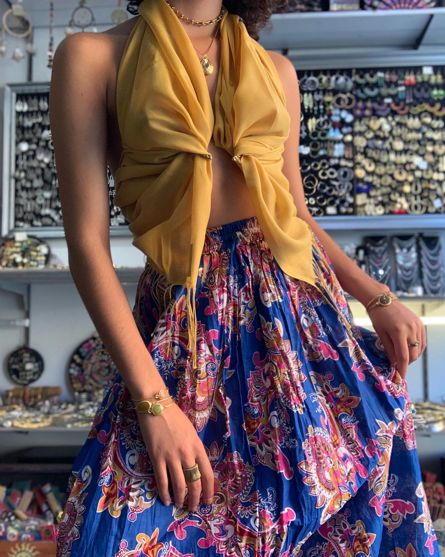 Concedeteci gli ultimi outfit estivi!! 
Cadono a fagiolo per chi va in vacanza a settembre immancabili gonne ampie e colorate e gioielli dorati a volontà🥂✨