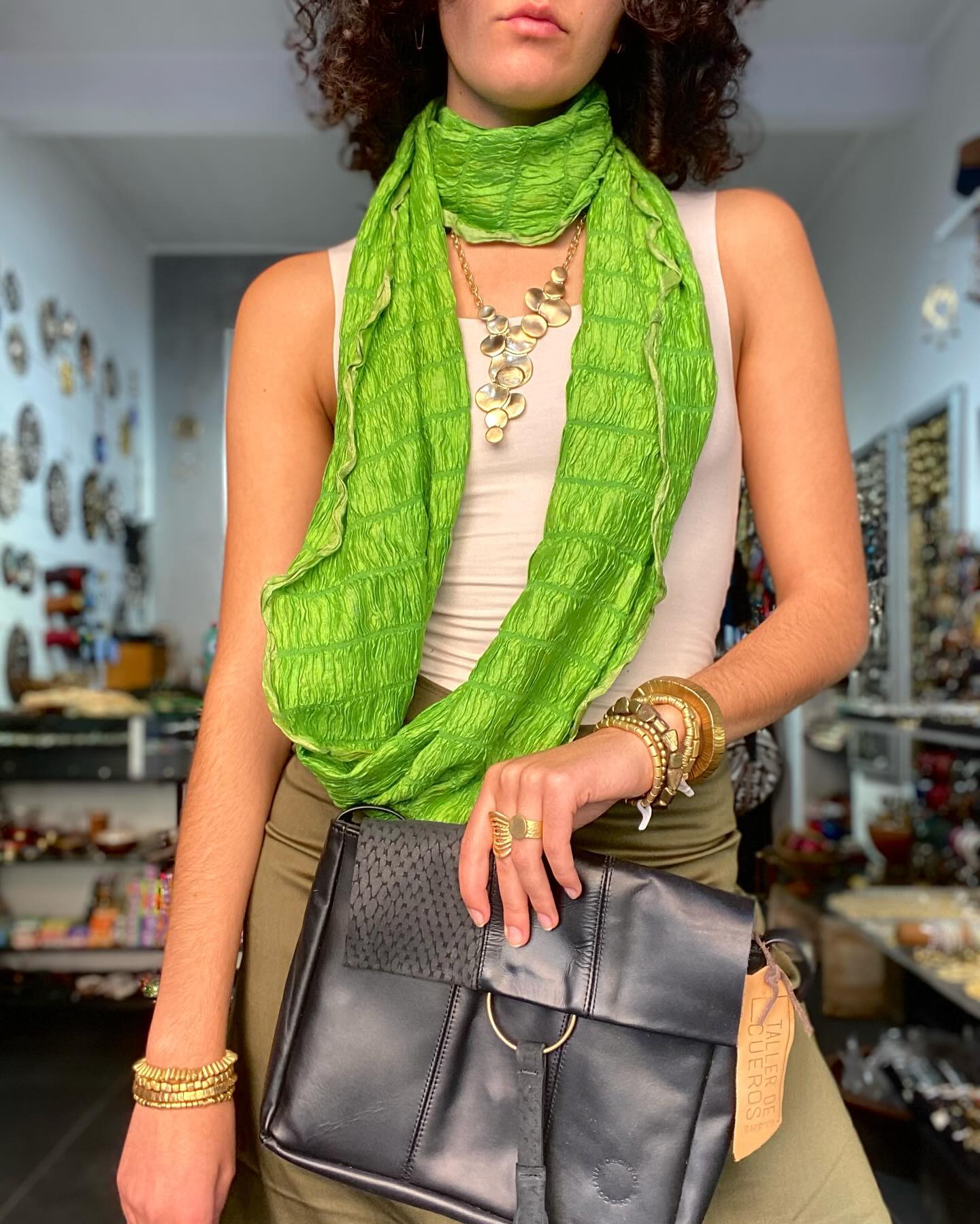 Sabato green🍀 i negozi sono nel marasma del cambio stagione! Stiamo sistemando tutti i foulard e stanno arrivando anche pantaloni e gonne (in foto) cuciti dalla boss🤩
Perciò occhiooo che ottobre porta novità!