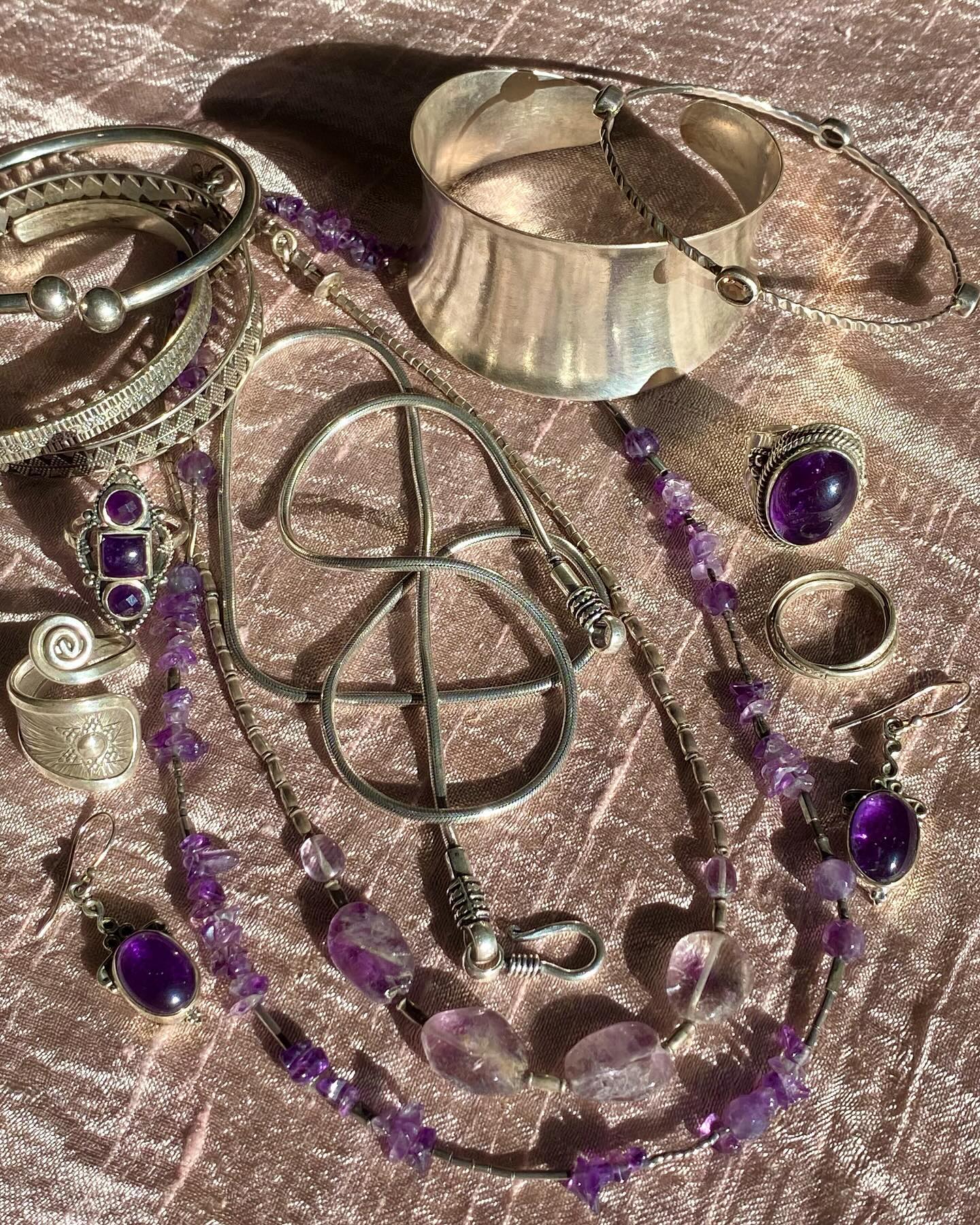 Post tutto ARGENTO 925 a tema ametista !🙈🔮💜 un tocco di viola da streghetta serve tutti i giorni! Per info scriveteci in direct ! 🕎