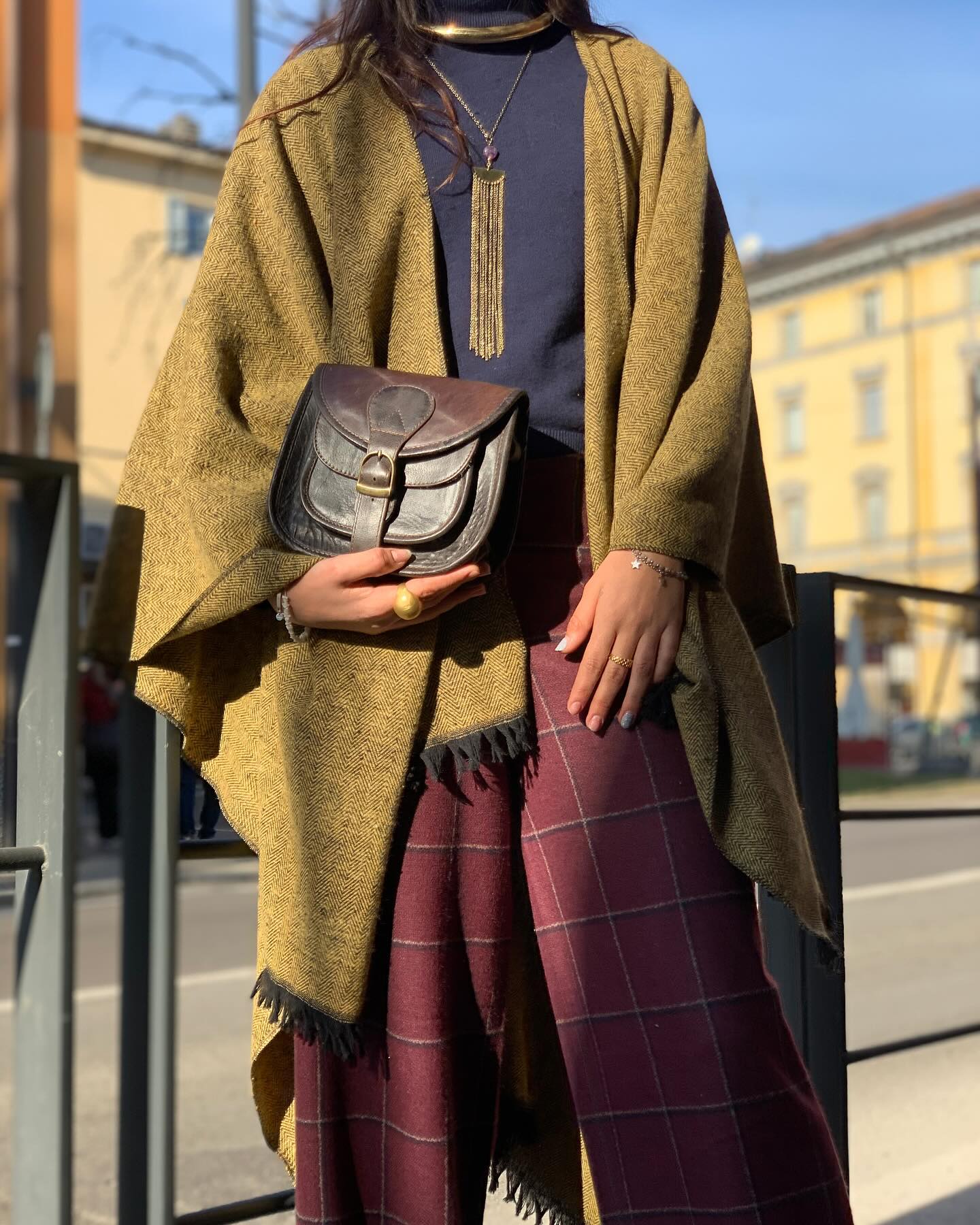 Carrellata outfit!🥁 Dai più leggeri ai più pesanti trovate pezzi iconici Made in Sumo come la giacca nel video! Trovate poncho must have le camiciette vintage! Borse e borselli insomma un bel mix colorato come siamo noi!!🍀🌞😜