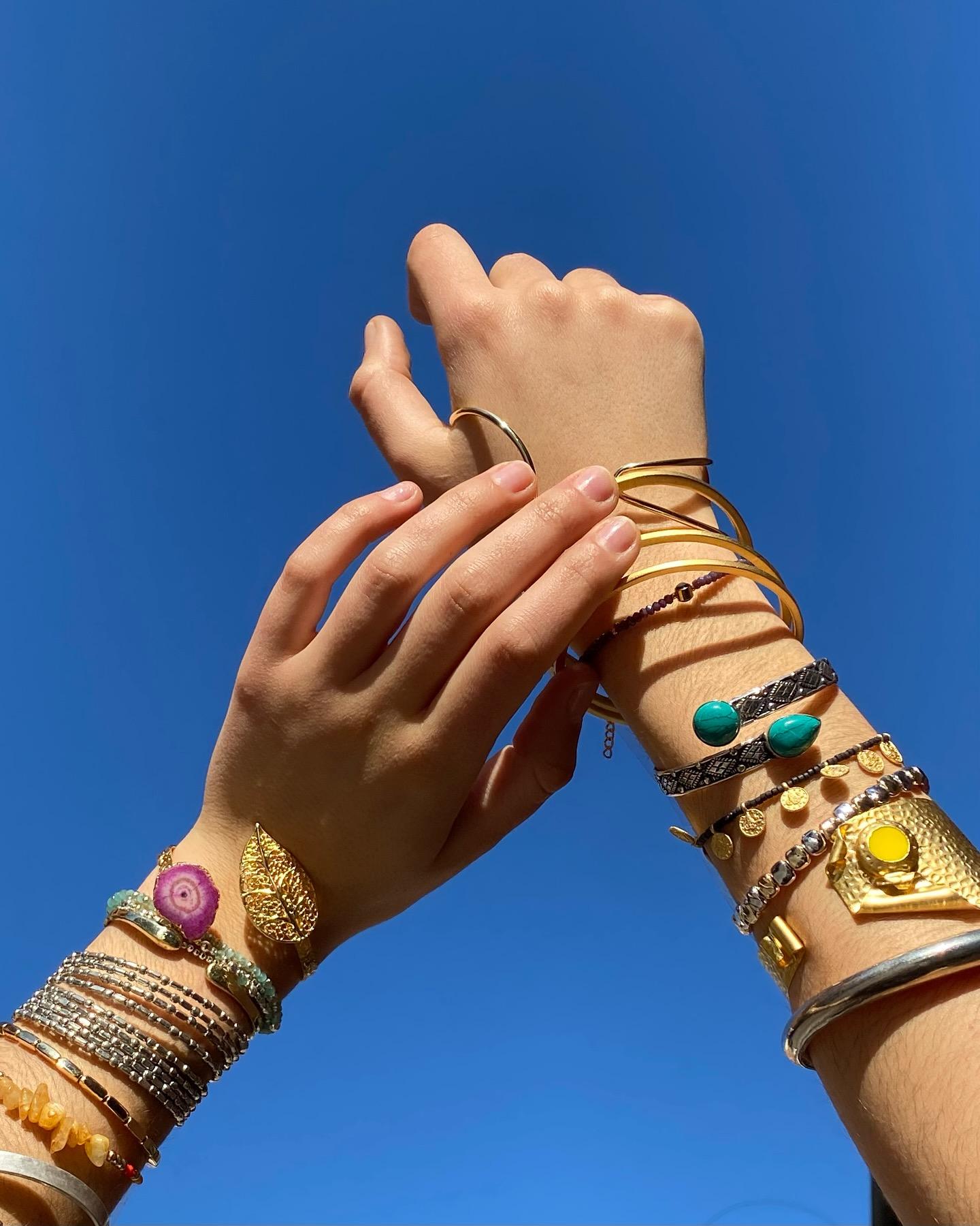 FINALMENTE IL SOLEEE E IL CIELO AZZURRO siamo carichisismeeee ne approfittiamo già per riempire le braccia di bracciali scintillanti questi li trovate tutti online!❤️‍🔥🌞