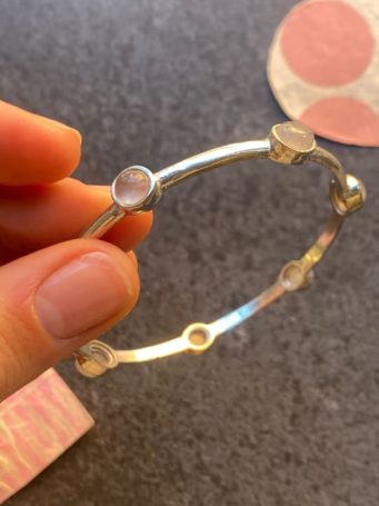 Bracciale rigido chiuso in ottone argentato con pietre dure liscio, diametro interno 6,5 cm. SUMO artigianato shop online Bigiotteria, Orecchini, Anelli, Bracciali, Collane. Argento 925, Pezzi Unici, Handmade, Arredamento Etnico, Accessori, Zaini e Borse, e tanto altro ancora. Scopri il mondo SUMO, vieni a visitare i nostri negozi a Bologna e Vignola a Modena.