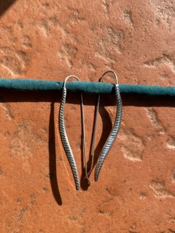 Pendenti metallo argentati foglie lunghe sottili, lunghezza con gancio 5,5cm . SUMO artigianato shop online Bigiotteria, Orecchini, Anelli, Bracciali, Collane. Argento 925, Pezzi Unici, Handmade, Arredamento Etnico, Accessori, Zaini e Borse, e tanto altro ancora. Scopri il mondo SUMO, vieni a visitare i nostri negozi a Bologna e Vignola a Modena.