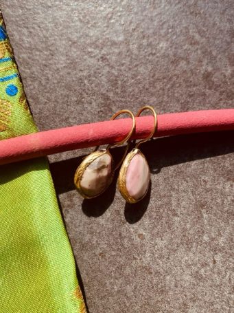 Orecchini colorati in zama dorata, con pietre dure a goccia, misura 2,8 cm. SUMO artigianato shop online Bigiotteria, Orecchini, Anelli, Bracciali, Collane. Argento 925, Pezzi Unici, Handmade, Arredamento Etnico, Accessori, Zaini e Borse, e tanto altro ancora. Scopri il mondo SUMO, vieni a visitare i nostri negozi a Bologna e Vignola a Modena.