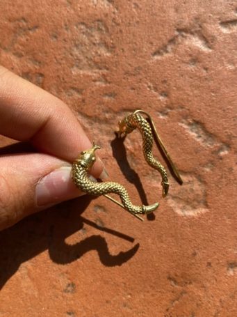 Pendenti metallo dorato serpente piccoli, lunghezza con gancio 2,5cm . SUMO artigianato shop online Bigiotteria, Orecchini, Anelli, Bracciali, Collane. Argento 925, Pezzi Unici, Handmade, Arredamento Etnico, Accessori, Zaini e Borse, e tanto altro ancora. Scopri il mondo SUMO, vieni a visitare i nostri negozi a Bologna e Vignola a Modena.