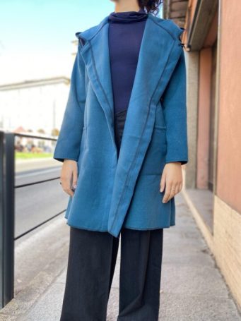 Cappotto caldo super morbido, blu ceruleo, realizzato con tessuti provenienti da recuperi industriali, misto lana, cappuccio ampio e tasca laterale, chiusura con bottone. misure: lunghezza 95cm, spalla 44cm, manica 59cm. altezza modella 173cm taglia modella 40.SUMO artigianato shop online Bigiotteria, Orecchini, Anelli, Bracciali, Collane. Argento 925, Pezzi Unici, Handmade, Arredamento Etnico, Accessori, Zaini e Borse, e tanto altro ancora. Scopri il mondo SUMO, vieni a visitare i nostri negozi a Bologna e Vignola a Modena.