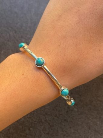 Bracciale rigido chiuso in ottone argentato con pietre dure liscio, diametro interno 6,5 cm. SUMO artigianato shop online Bigiotteria, Orecchini, Anelli, Bracciali, Collane. Argento 925, Pezzi Unici, Handmade, Arredamento Etnico, Accessori, Zaini e Borse, e tanto altro ancora. Scopri il mondo SUMO, vieni a visitare i nostri negozi a Bologna e Vignola a Modena.