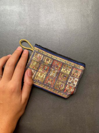 Pochette a fantasia con fili dorati. dimensioni pochette 9x13 cm. SUMO artigianato shop online Bigiotteria, Orecchini, Anelli, Bracciali, Collane. Argento 925, Pezzi Unici, Handmade, Arredamento Etnico, Accessori, Zaini e Borse, e tanto altro ancora. Scopri il mondo SUMO, vieni a visitare i nostri negozi a Bologna e Vignola a Modena.
