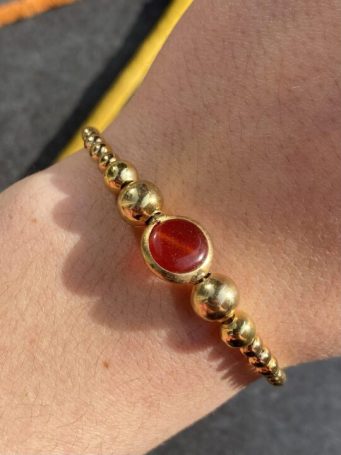 Bracciale dorato in ottone con pietra rossa, misura 16cm+3cm di regolazione.SUMO artigianato shop online Bigiotteria, Orecchini, Anelli, Bracciali, Collane. Argento 925, Pezzi Unici, Handmade, Arredamento Etnico, Accessori, Zaini e Borse, e tanto altro ancora. Scopri il mondo SUMO, vieni a visitare i nostri negozi a Bologna e Vignola a Modena.