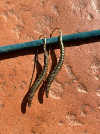 Pendenti metallo dorato foglie lunghe sottili, lunghezza con gancio 5,5cm . SUMO artigianato shop online Bigiotteria, Orecchini, Anelli, Bracciali, Collane. Argento 925, Pezzi Unici, Handmade, Arredamento Etnico, Accessori, Zaini e Borse, e tanto altro ancora. Scopri il mondo SUMO, vieni a visitare i nostri negozi a Bologna e Vignola a Modena.