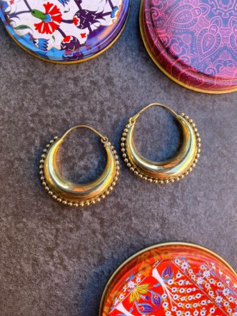 Orecchini a bombetta in ottone dorato con pallini , misura 4 cm, DISPONIBILI DUE MISURE. SUMO artigianato shop online Bigiotteria, Orecchini, Anelli, Bracciali, Collane. Argento 925, Pezzi Unici, Handmade, Arredamento Etnico, Accessori, Zaini e Borse, e tanto altro ancora. Scopri il mondo SUMO, vieni a visitare i nostri negozi a Bologna e Vignola a Modena.