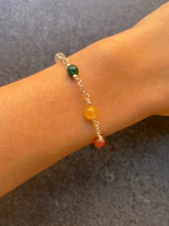 Bracciale ottone argentato con pietre dure multicolor, regolabile. SUMO artigianato shop online Bigiotteria, Orecchini, Anelli, Bracciali, Collane. Argento 925, Pezzi Unici, Handmade, Arredamento Etnico, Accessori, Zaini e Borse, e tanto altro ancora. Scopri il mondo SUMO, vieni a visitare i nostri negozi a Bologna e Vignola a Modena.