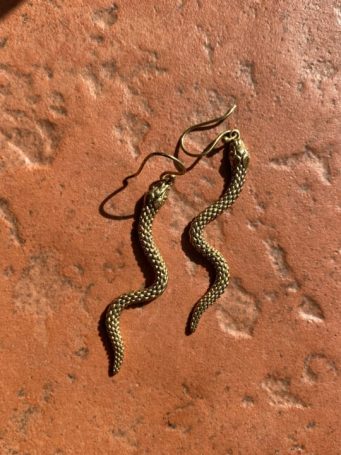 Pendenti metallo dorato lunghi serpente, lunghezza con gancio 7cm . SUMO artigianato shop online Bigiotteria, Orecchini, Anelli, Bracciali, Collane. Argento 925, Pezzi Unici, Handmade, Arredamento Etnico, Accessori, Zaini e Borse, e tanto altro ancora. Scopri il mondo SUMO, vieni a visitare i nostri negozi a Bologna e Vignola a Modena.