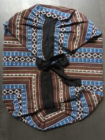 Borsa a sacca con cerniera, e piccola taschina interna di cotone. si può indossare a tracolla, su spalla e a zaino.SUMO artigianato shop online Bigiotteria, Orecchini, Anelli, Bracciali, Collane. Argento 925, Pezzi Unici, Handmade, Arredamento Etnico, Accessori, Zaini e Borse, e tanto altro ancora. Scopri il mondo SUMO, vieni a visitare i nostri negozi a Bologna e Vignola a Modena.
