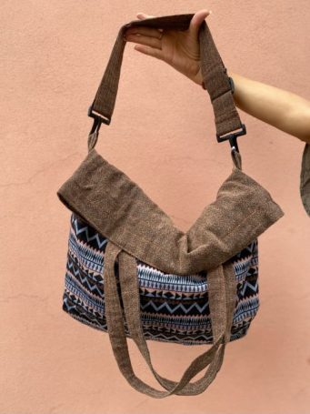 Borsa con maniglie e tracolla regolabile e sganciabile, utilizzabile in due modi, molto capiente, tasca interna con cerniera, chiusura con cerniera. lunghezza 48cm, larghezza 45cm. SUMO artigianato shop online Bigiotteria, Orecchini, Anelli, Bracciali, Collane. Argento 925, Pezzi Unici, Handmade, Arredamento Etnico, Accessori, Zaini e Borse, e tanto altro ancora. Scopri il mondo SUMO, vieni a visitare i nostri negozi a Bologna e Vignola a Modena.
