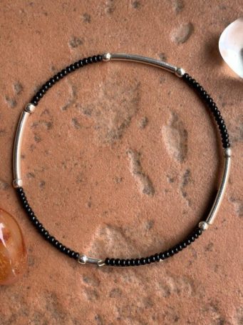 Bracciale semi rigido in ottone argentato con perline nere, regolabile.SUMO artigianato shop online Bigiotteria, Orecchini, Anelli, Bracciali, Collane. Argento 925, Pezzi Unici, Handmade, Arredamento Etnico, Accessori, Zaini e Borse, e tanto altro ancora. Scopri il mondo SUMO, vieni a visitare i nostri negozi a Bologna e Vignola a Modena.