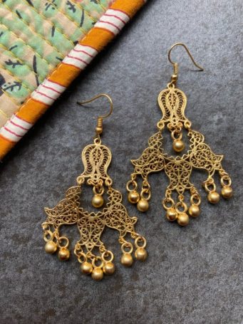 Orecchini in zama dorata, lega metallica anallergica, lavorati pendenti lunghi, dimensione 7.5cm compreso il gancio. SUMO artigianato shop online Bigiotteria, Orecchini, Anelli, Bracciali, Collane. Argento 925, Pezzi Unici, Handmade, Arredamento Etnico, Accessori, Zaini e Borse, e tanto altro ancora. Scopri il mondo SUMO, vieni a visitare i nostri negozi a Bologna e Vignola a Modena.
