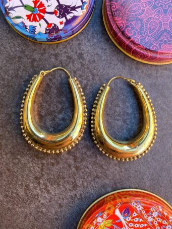 Orecchini ovali a bombetta ottone dorato pallini, misura 4,5 cm. SUMO artigianato shop online Bigiotteria, Orecchini, Anelli, Bracciali, Collane. Argento 925, Pezzi Unici, Handmade, Arredamento Etnico, Accessori, Zaini e Borse, e tanto altro ancora. Scopri il mondo SUMO, vieni a visitare i nostri negozi a Bologna e Vignola a Modena.