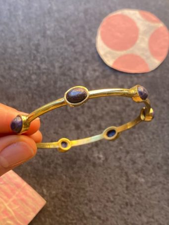 Bracciale rigido chiuso in ottone dorato con pietre dure, diametro interno 6,5 cm. SUMO artigianato shop online Bigiotteria, Orecchini, Anelli, Bracciali, Collane. Argento 925, Pezzi Unici, Handmade, Arredamento Etnico, Accessori, Zaini e Borse, e tanto altro ancora. Scopri il mondo SUMO, vieni a visitare i nostri negozi a Bologna e Vignola a Modena.