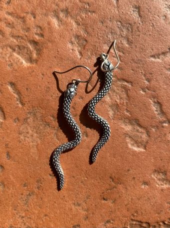 Pendenti metallo argentato lunghi serpente, lunghezza con gancio 7cm . SUMO artigianato shop online Bigiotteria, Orecchini, Anelli, Bracciali, Collane. Argento 925, Pezzi Unici, Handmade, Arredamento Etnico, Accessori, Zaini e Borse, e tanto altro ancora. Scopri il mondo SUMO, vieni a visitare i nostri negozi a Bologna e Vignola a Modena.