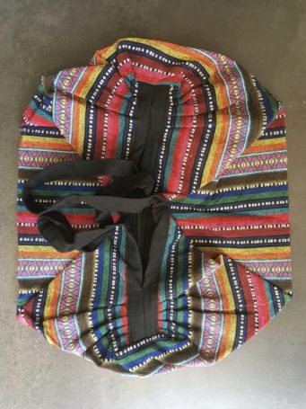 Borsa a sacca con cerniera, e piccola taschina interna di cotone, lunga 60cm, larga 45cm. si può indossare a tracolla, sulla spalla e a zaino. su instagram @sumoartigianato trovi foto indossata!SUMO artigianato shop online Bigiotteria, Orecchini, Anelli, Bracciali, Collane. Argento 925, Pezzi Unici, Handmade, Arredamento Etnico, Accessori, Zaini e Borse, e tanto altro ancora. Scopri il mondo SUMO, vieni a visitare i nostri negozi a Bologna e Vignola a Modena.