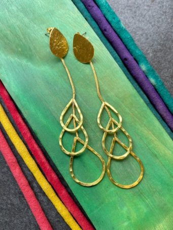 Orecchini con farfallina a bottone in metallo dorato lunghi con gocce , lunghezza 11cm. SUMO artigianato shop online Bigiotteria, Orecchini, Anelli, Bracciali, Collane. Argento 925, Pezzi Unici, Handmade, Arredamento Etnico, Accessori, Zaini e Borse, e tanto altro ancora. Scopri il mondo SUMO, vieni a visitare i nostri negozi a Bologna e Vignola a Modena.