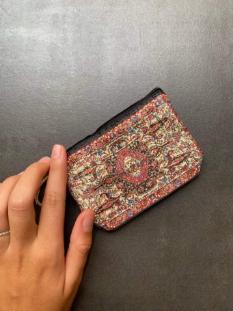 Pochette a fantasia con fili dorati. dimensioni pochette 9x13 cm. SUMO artigianato shop online Bigiotteria, Orecchini, Anelli, Bracciali, Collane. Argento 925, Pezzi Unici, Handmade, Arredamento Etnico, Accessori, Zaini e Borse, e tanto altro ancora. Scopri il mondo SUMO, vieni a visitare i nostri negozi a Bologna e Vignola a Modena.