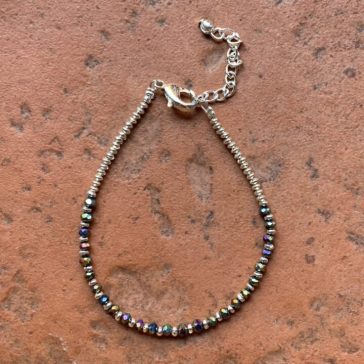 Bracciale in ottone con perline colorateSUMO artigianato shop online Bigiotteria, Orecchini, Anelli, Bracciali, Collane. Argento 925, Pezzi Unici, Handmade, Arredamento Etnico, Accessori, Zaini e Borse, e tanto altro ancora. Scopri il mondo SUMO, vieni a visitare i nostri negozi a Bologna e Vignola a Modena.