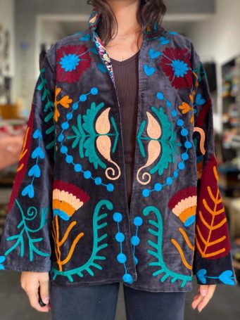 giacca ricamata suzani in 100% cotone reversibile, viola con ricami di fiori e foglie . Taglia modella 38 altezza modella 165 cm. SUMO artigianato shop online Bigiotteria, Orecchini, Anelli, Bracciali, Collane. Argento 925, Pezzi Unici, Handmade, Arredamento Etnico, Accessori, Zaini e Borse, e tanto altro ancora. Scopri il mondo SUMO, vieni a visitare i nostri negozi a Bologna e Vignola a Modena.
