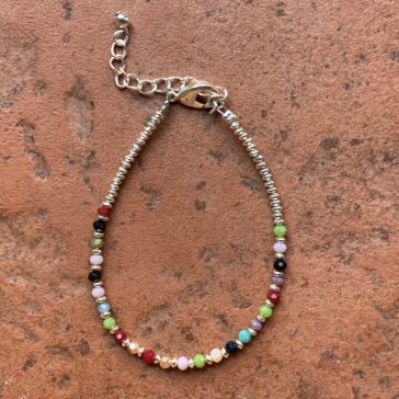 Bracciale in ottone con perline colorateSUMO artigianato shop online Bigiotteria, Orecchini, Anelli, Bracciali, Collane. Argento 925, Pezzi Unici, Handmade, Arredamento Etnico, Accessori, Zaini e Borse, e tanto altro ancora. Scopri il mondo SUMO, vieni a visitare i nostri negozi a Bologna e Vignola a Modena.