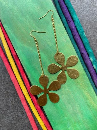 Pendenti metallo dorato martellati, a fiori lunghezza con gancio 10cm. SUMO artigianato shop online Bigiotteria, Orecchini, Anelli, Bracciali, Collane. Argento 925, Pezzi Unici, Handmade, Arredamento Etnico, Accessori, Zaini e Borse, e tanto altro ancora. Scopri il mondo SUMO, vieni a visitare i nostri negozi a Bologna e Vignola a Modena.