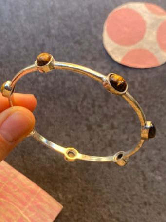 Bracciale rigido chiuso in ottone argentato con pietre dure liscio, diametro interno 6,5 cm. SUMO artigianato shop online Bigiotteria, Orecchini, Anelli, Bracciali, Collane. Argento 925, Pezzi Unici, Handmade, Arredamento Etnico, Accessori, Zaini e Borse, e tanto altro ancora. Scopri il mondo SUMO, vieni a visitare i nostri negozi a Bologna e Vignola a Modena.