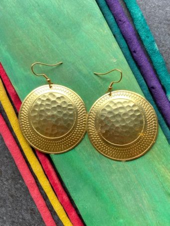 Pendenti metallo dorato cerchi martellati, lunghezza con gancio 6cm. SUMO artigianato shop online Bigiotteria, Orecchini, Anelli, Bracciali, Collane. Argento 925, Pezzi Unici, Handmade, Arredamento Etnico, Accessori, Zaini e Borse, e tanto altro ancora. Scopri il mondo SUMO, vieni a visitare i nostri negozi a Bologna e Vignola a Modena.