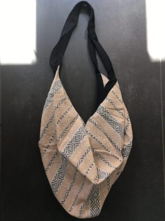 Borsa a sacca con cerniera, e piccola taschina interna di cotone, lunga 60cm, larga 45cm. si può indossare a tracolla, sulla spalla e a zaino. su instagram @sumoartigianato trovi foto indossata!SUMO artigianato shop online Bigiotteria, Orecchini, Anelli, Bracciali, Collane. Argento 925, Pezzi Unici, Handmade, Arredamento Etnico, Accessori, Zaini e Borse, e tanto altro ancora. Scopri il mondo SUMO, vieni a visitare i nostri negozi a Bologna e Vignola a Modena.