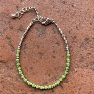 Bracciale in ottone con perline colorateSUMO artigianato shop online Bigiotteria, Orecchini, Anelli, Bracciali, Collane. Argento 925, Pezzi Unici, Handmade, Arredamento Etnico, Accessori, Zaini e Borse, e tanto altro ancora. Scopri il mondo SUMO, vieni a visitare i nostri negozi a Bologna e Vignola a Modena.