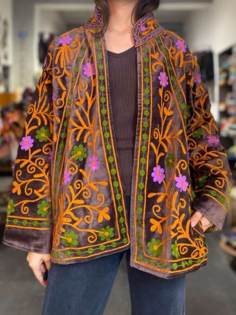 giacca ricamata suzani in 100% cotone reversibile, viola con ricami di fiori e foglie . Taglia modella 38 altezza modella 165 cm. SUMO artigianato shop online Bigiotteria, Orecchini, Anelli, Bracciali, Collane. Argento 925, Pezzi Unici, Handmade, Arredamento Etnico, Accessori, Zaini e Borse, e tanto altro ancora. Scopri il mondo SUMO, vieni a visitare i nostri negozi a Bologna e Vignola a Modena.