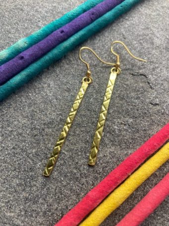 Pendenti metallo dorato barretta lavorata a righe, lunghezza con gancio 6.5cm. SUMO artigianato shop online Bigiotteria, Orecchini, Anelli, Bracciali, Collane. Argento 925, Pezzi Unici, Handmade, Arredamento Etnico, Accessori, Zaini e Borse, e tanto altro ancora. Scopri il mondo SUMO, vieni a visitare i nostri negozi a Bologna e Vignola a Modena.