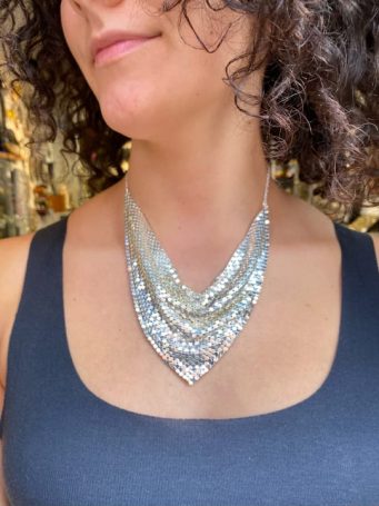 Collana argentata maglia morbida triangolo bandana luminosa Argentato