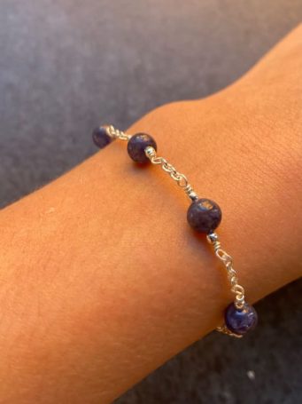 Bracciale ottone argentato con pietre dure lapislazzuli, regolabile. SUMO artigianato shop online Bigiotteria, Orecchini, Anelli, Bracciali, Collane. Argento 925, Pezzi Unici, Handmade, Arredamento Etnico, Accessori, Zaini e Borse, e tanto altro ancora. Scopri il mondo SUMO, vieni a visitare i nostri negozi a Bologna e Vignola a Modena.