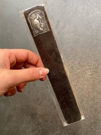 Segnalibro handmade tailandese in legno con dettaglio in metallo lavorato granchio , cancro, misura 19x3 cm. SUMO artigianato shop online Bigiotteria, Orecchini, Anelli, Bracciali, Collane. Argento 925, Pezzi Unici, Handmade, Arredamento Etnico, Accessori, Zaini e Borse, e tanto altro ancora. Scopri il mondo SUMO, vieni a visitare i nostri negozi a Bologna e Vignola a Modena.