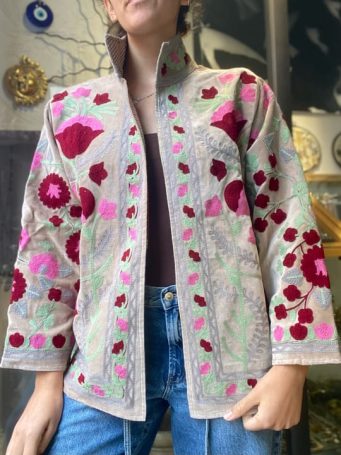 giacca ricamata suzani in 100% cotone reversibile, taglia unica, fiori rossi e fucsia, base baite. Taglia modella 44 altezza modella 173 cm. SUMO artigianato shop online Bigiotteria, Orecchini, Anelli, Bracciali, Collane. Argento 925, Pezzi Unici, Handmade, Arredamento Etnico, Accessori, Zaini e Borse, e tanto altro ancora. Scopri il mondo SUMO, vieni a visitare i nostri negozi a Bologna e Vignola a Modena.
