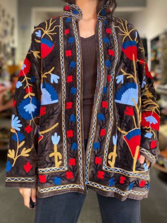 giacca ricamata suzani in 100% cotone reversibile, viola con ricami di fiori e foglie . Taglia modella 38 altezza modella 165 cm. SUMO artigianato shop online Bigiotteria, Orecchini, Anelli, Bracciali, Collane. Argento 925, Pezzi Unici, Handmade, Arredamento Etnico, Accessori, Zaini e Borse, e tanto altro ancora. Scopri il mondo SUMO, vieni a visitare i nostri negozi a Bologna e Vignola a Modena.