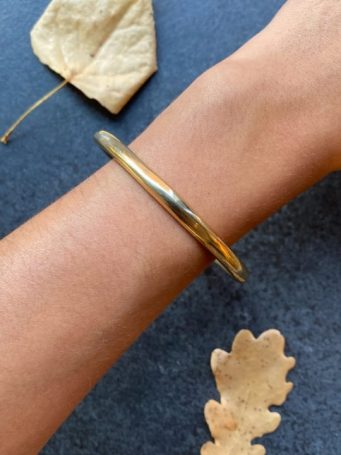 Bracciale rigido in ottone dorato liscio semplice senza apertura , diametro 6,5 cm. SUMO artigianato shop online Bigiotteria, Orecchini, Anelli, Bracciali, Collane. Argento 925, Pezzi Unici, Handmade, Arredamento Etnico, Accessori, Zaini e Borse, e tanto altro ancora. Scopri il mondo SUMO, vieni a visitare i nostri negozi a Bologna e Vignola a Modena.