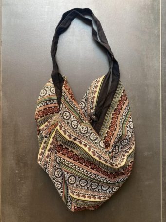 Borsa a sacca con cerniera, e piccola taschina interna di cotone, lunga 60cm, larga 45cm. si può indossare a tracolla, sulla spalla e a zaino. su instagram @sumoartigianato trovi foto indossata!SUMO artigianato shop online Bigiotteria, Orecchini, Anelli, Bracciali, Collane. Argento 925, Pezzi Unici, Handmade, Arredamento Etnico, Accessori, Zaini e Borse, e tanto altro ancora. Scopri il mondo SUMO, vieni a visitare i nostri negozi a Bologna e Vignola a Modena.