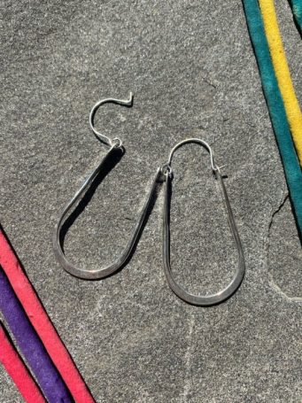 Orecchini piatti lisci in ottone argentato ad anella ovale, misura 6,5x3 cm. SUMO artigianato shop online Bigiotteria, Orecchini, Anelli, Bracciali, Collane. Argento 925, Pezzi Unici, Handmade, Arredamento Etnico, Accessori, Zaini e Borse, e tanto altro ancora. Scopri il mondo SUMO, vieni a visitare i nostri negozi a Bologna e Vignola a Modena.